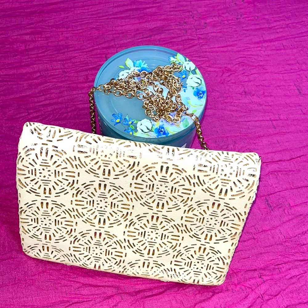 Cross body street level